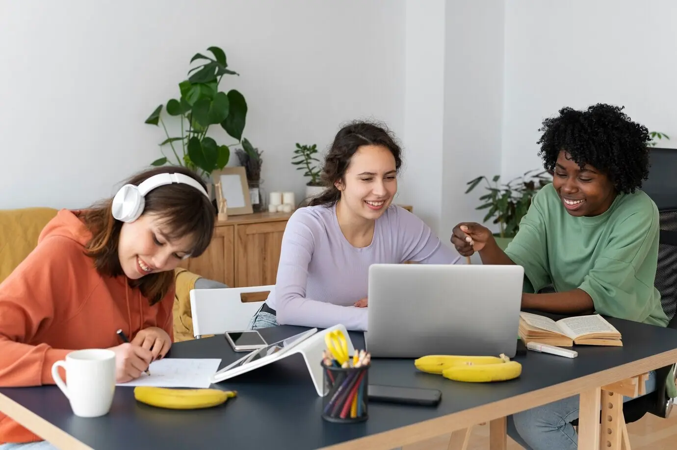 Kolleginnen und Kollegen arbeiten im Team an einem Projekt.